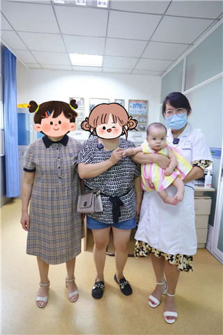 小倩带着女儿和母亲来四川省生殖专科医院向金凤平医生报喜